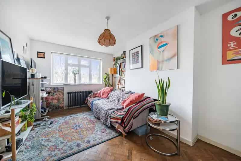 Spacious 1-Bed Top Floor Apartment with Loft Space