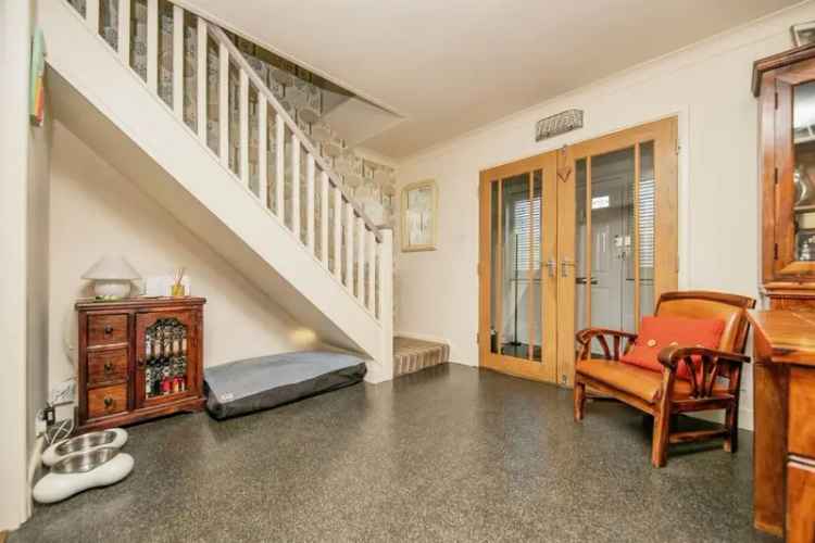 3 Bed House with Garden and Driveway