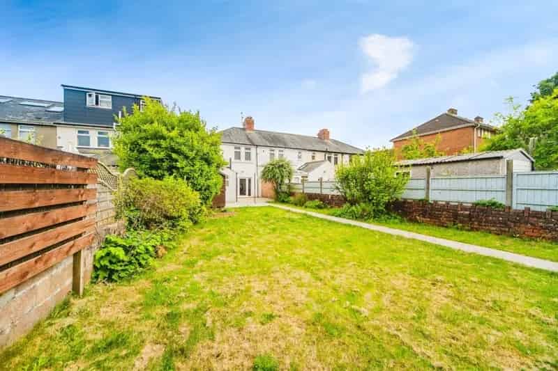 3-Bedroom End Terrace House in Whitchurch