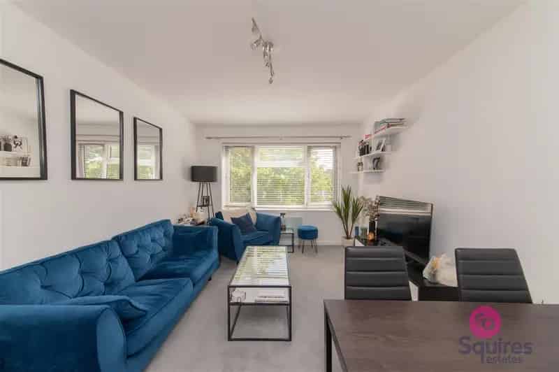 2 Bedroom Flat House to Rent Hendon Share of Freehold