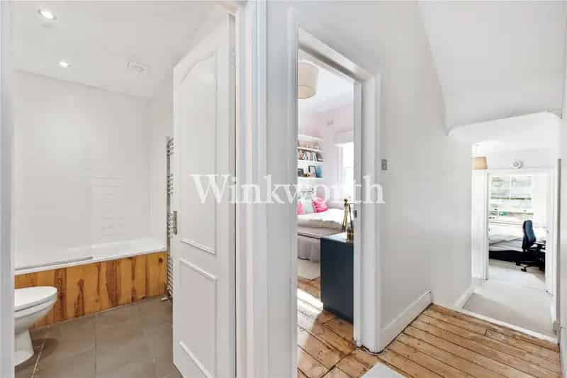 3 Bedroom Flat Finsbury Park 1110 Sqft Garden Share of Freehold