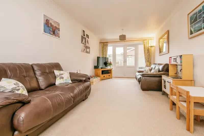 4 Bedroom Semi Detached House Near Town Centre
