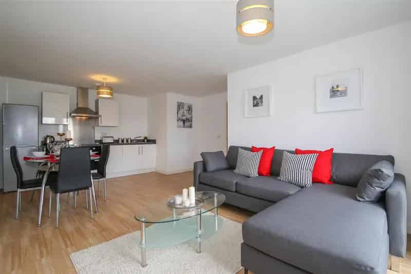 2 Bedroom Furnished Apartment Near Piccadilly Station