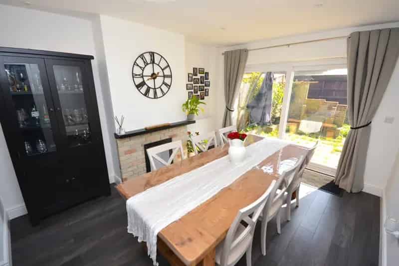 3 Bed House with Garage and Driveway