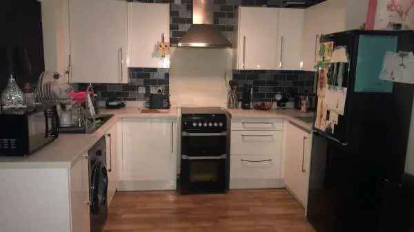 2 Bed House Near Schools and Pub