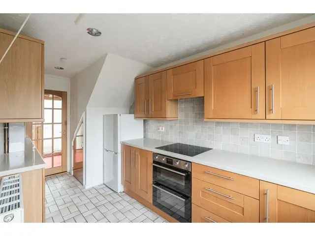2 Bedroom Detached House For Sale Large Garage Modern Kitchen Ample Parking