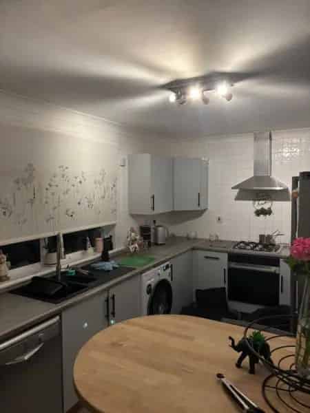 2 Bed Terraced House with Double Shower Room and Beautiful Decor Near Schools