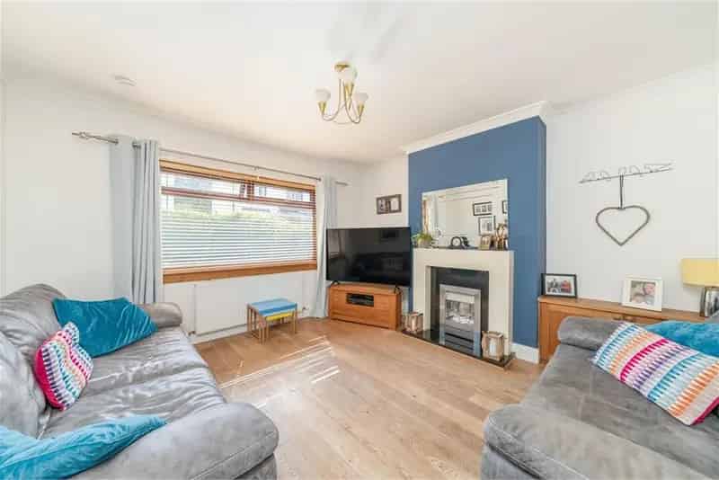 4 Bed House - Semi Detached with 1 Reception Room