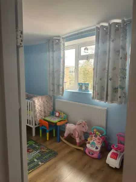 2 Bedroom Flat Southfields Balcony Separate Kitchen Bathroom