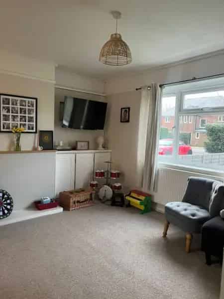 2 Bed Maisonette Near Shops and Schools