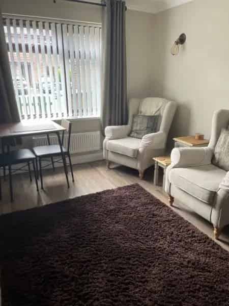 2 Bed Ground Floor Flat Near Morrisons Modern Wet Room Parking