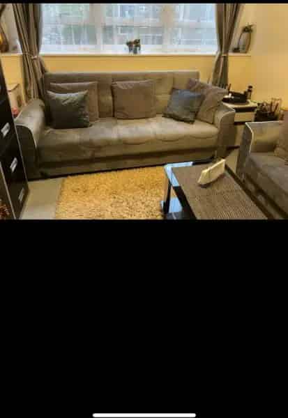 2 Bedroom Flat Near Station with Balcony and Storage