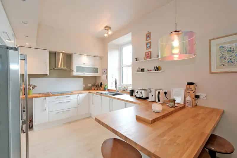Spacious West End Flat with Modern Amenities