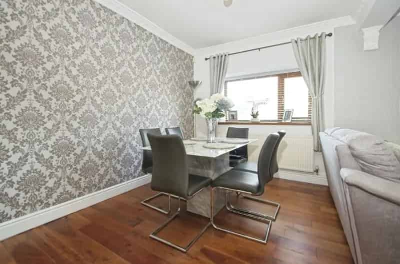 4 bedroom end of terrace house