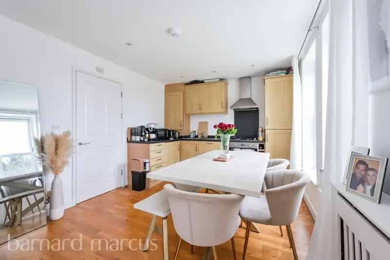Stunning First Floor Apartment Two Double Bedrooms Allocated Parking