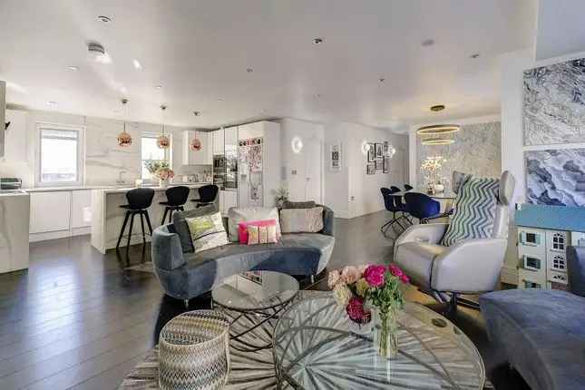 Flat for sale in Praed Street, London W2.