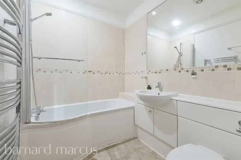 Spacious Double Bedroom Flat Near Banstead Village