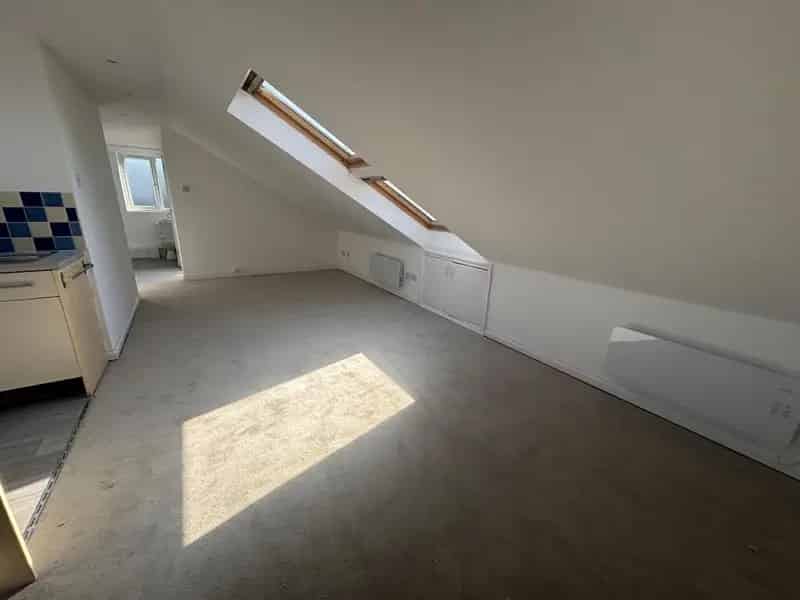 2 Bedroom Apartment Gated Community Newly Refurbished Available Now