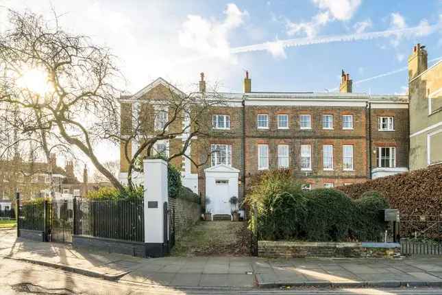 Flat to rent in The Green, Richmond TW9