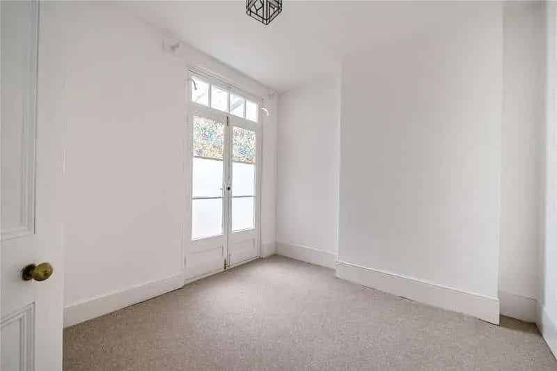 2 Bed Flat for Sale in Ilminster - Garden and Parking