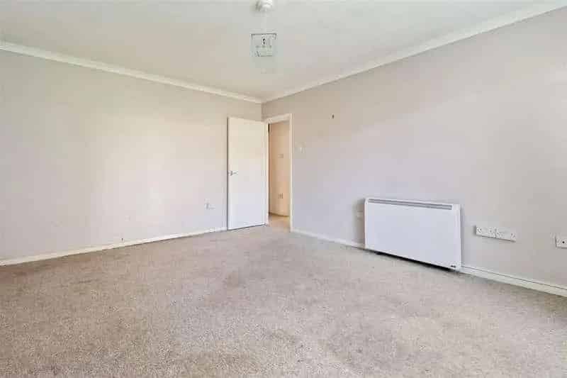 2 Bed Flat for Sale Worthing - Modernisation Needed