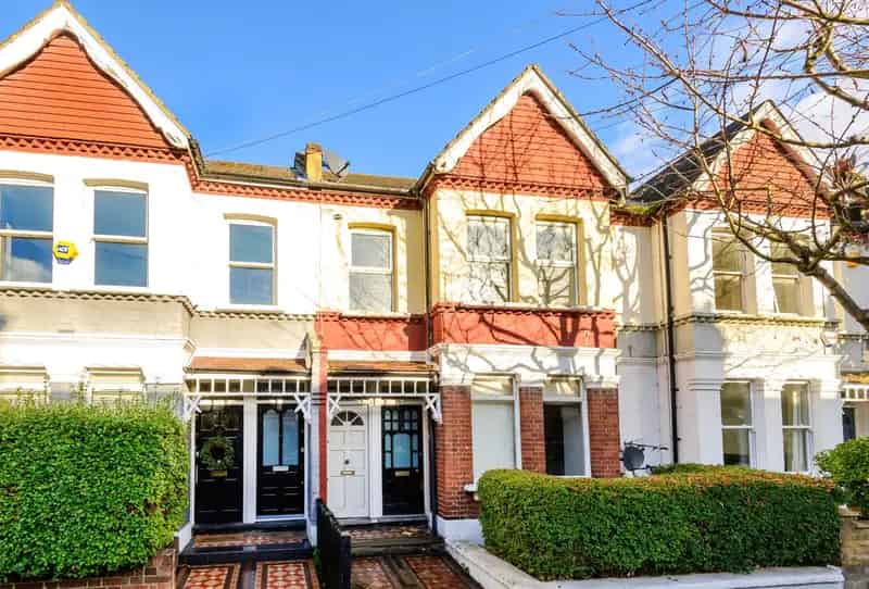 3 Bedroom Maisonette for Sale near Balham Tube