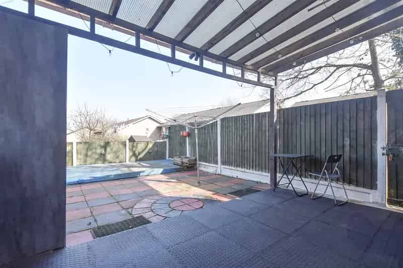4 Bedroom End of Terrace House Near Basildon Station