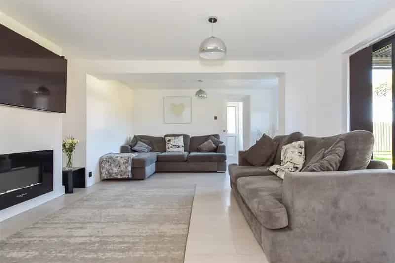 4 Bedroom Detached House For Sale Near Schools and Shops
