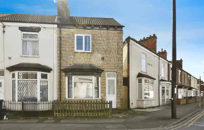2 Bedroom End Terrace House for Sale - No Onward Chain