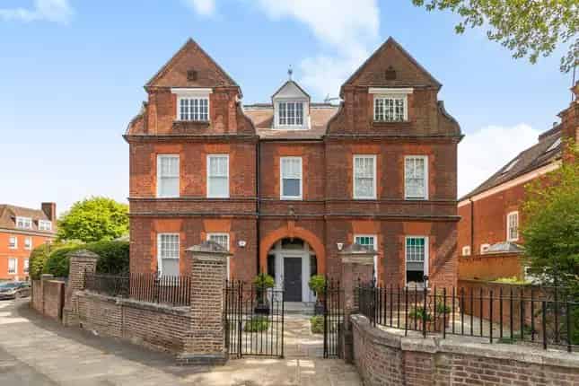 Flat for Sale in Hampstead Hill Gardens NW3