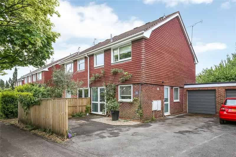 3 Bedroom Semi-Detached House Kings Worthy Winchester