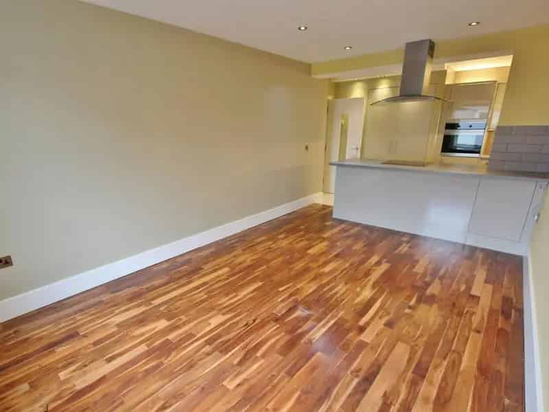 Stylish Modern One Bed Flat Near Shops and Bus Route