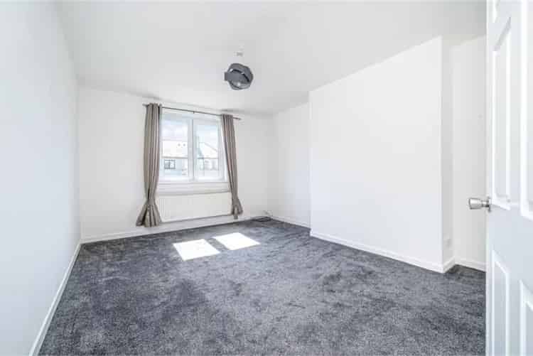 2 Bed Flat First Floor Apartment Near Town Centre