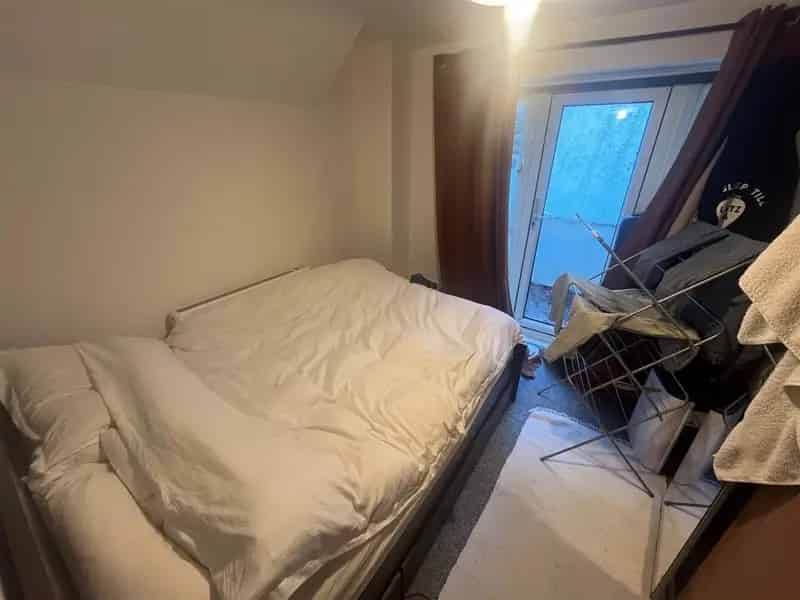 1 Bedroom Apartment Brighton Share of Freehold Small Yard No Chain