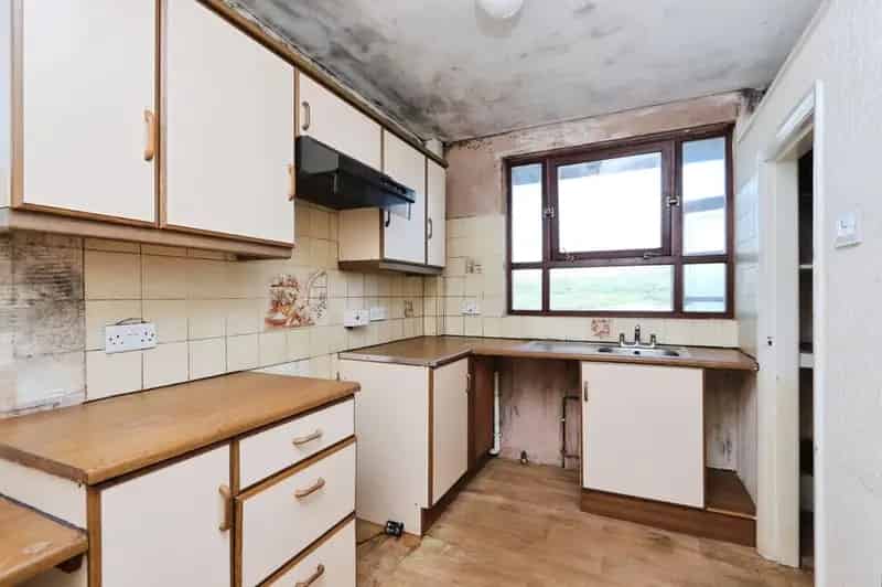 2 Bedroom Flat for Sale Sheffield S6 - Modernisation Needed