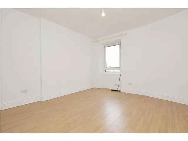 2 Bedroom Flat for Sale in Edinburghs Broughton Area