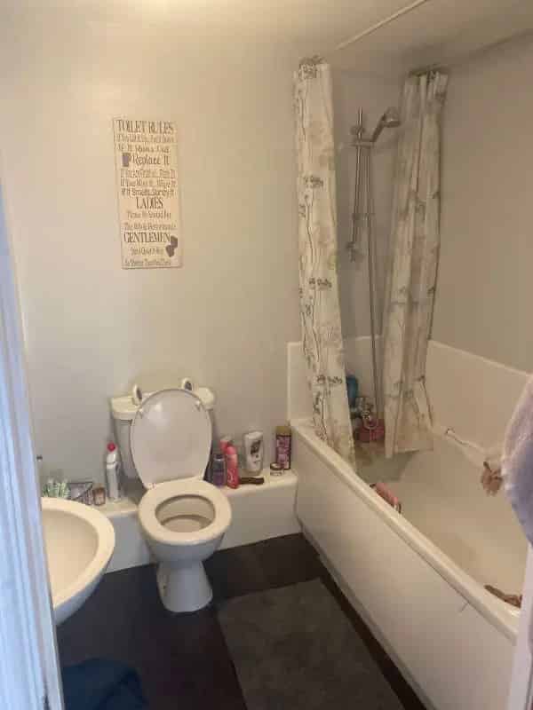 Spacious 2 Bed Flat Near Shops and Parks