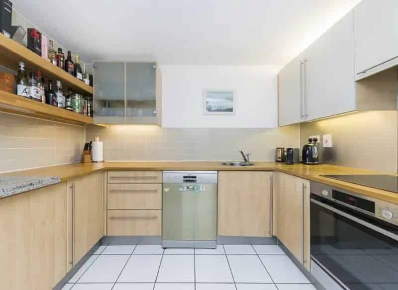 Spacious 2-Bed Apartment with River Views in Millennium Harbour