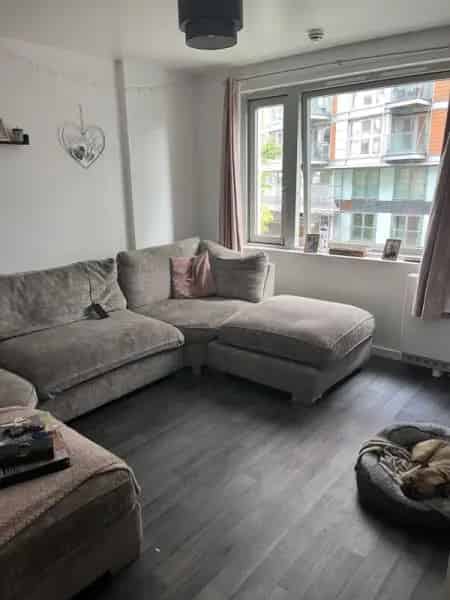 Spacious 3-Bedroom Flat Two Double Bedrooms