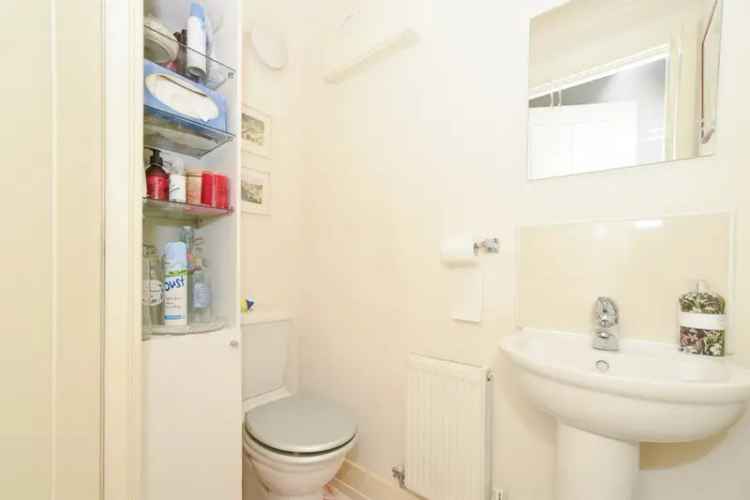 3 Bedroom Link Detached House with Garage and Garden