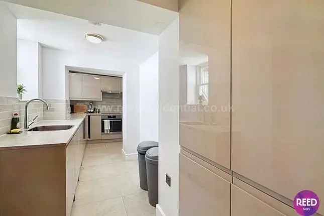 Luxury 2-Bed Flat with Dual Terraces Bayswater W2