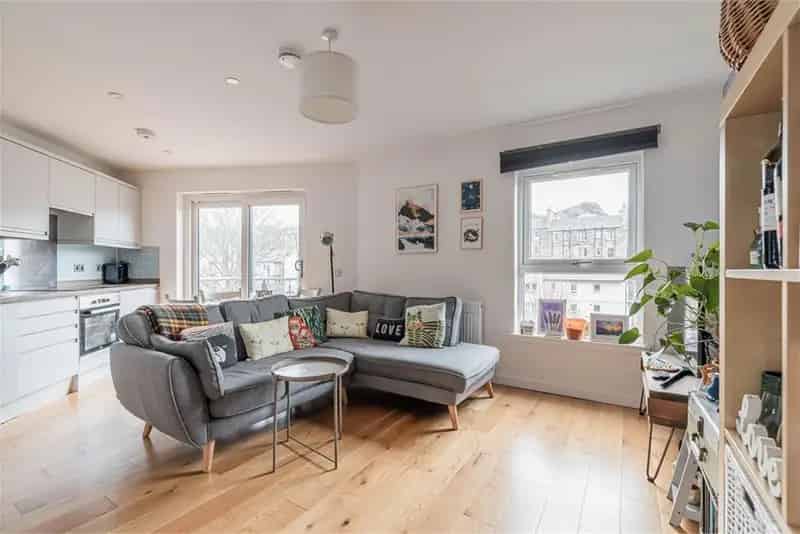 2 Bed Flat Third Floor 1 Reception Room 2021 Built