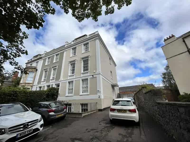 Office Building For Rent Refurbished Ample Parking