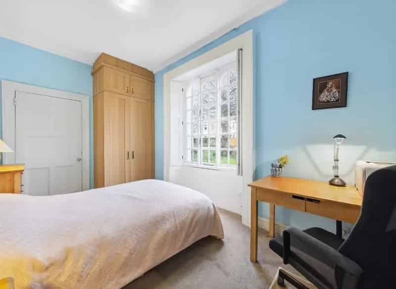 One Bedroom Flat in Grade II Listed Building with Garden and Parking