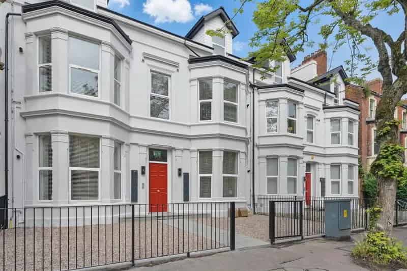 Stunning Renovated Apartment with Sun Terrace Near Queens University