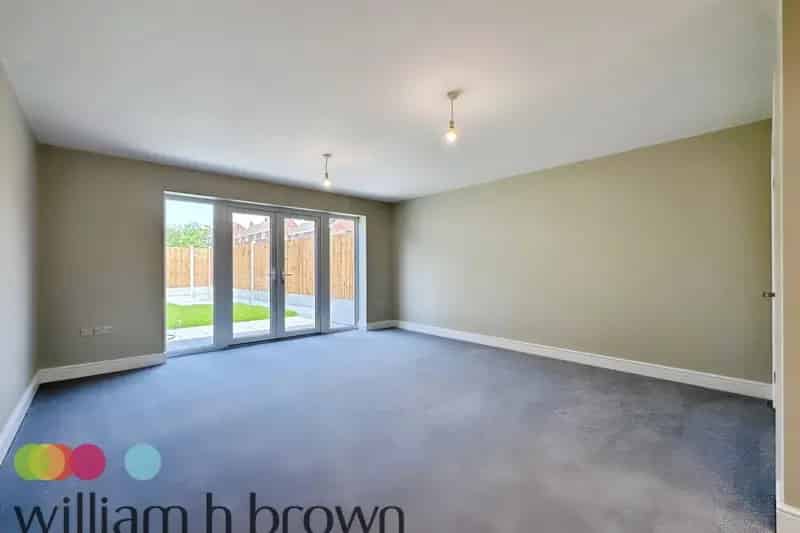 3-Bed House with 3 Bathrooms, Garden, and Parking Near Schools