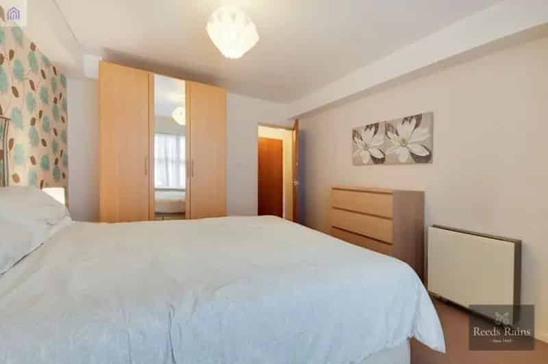 1 Bedroom Flat for Sale in London SE17 Near Elephant and Castle