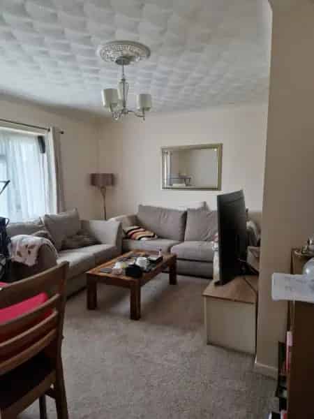 Upstairs 2 Bed Flat Near A27 A24 Tesco Schools