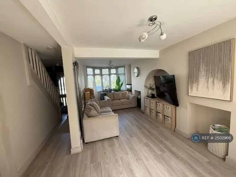 3 Bedroom Semi Detached House Barnes Hill B29