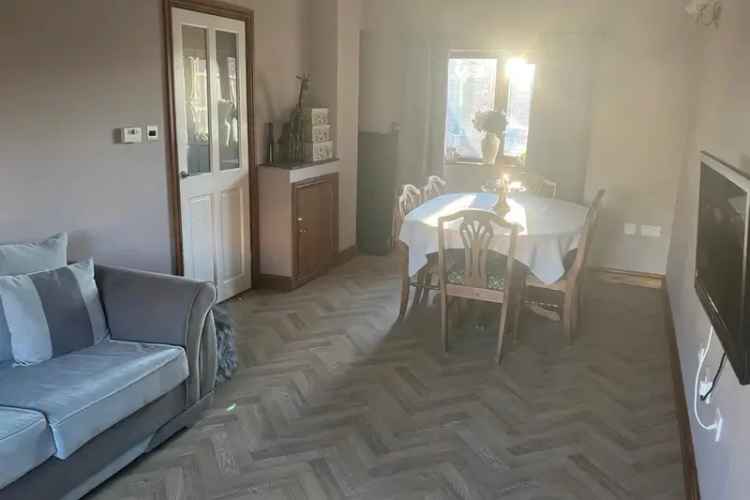 4 Bed Family Home with Garden and Off-Road Parking